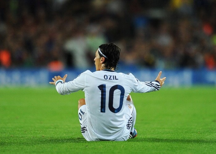 Một trong những lý do giúp Real Madrid vô địch La Liga mùa 2011/12 đến từ Cristiano Ronaldo, nhưng không chỉ đến từ khía cạnh ghi bàn (46 bàn thắng) mà còn bởi khía cạnh kiến tạo (13 lần), trong đó trung bình mỗi trận Ronaldo tạo ra 1.6 cơ hội được chuyển hóa thành các cú dứt điểm trúng đích. Mùa này sau 7 trận anh đã có 8 bàn nhưng chưa có kiến tạo nào, dù tỷ lệ tạo cơ hội chỉ giảm nhẹ xuống 1.4 lần/trận. Mesut Ozil mùa trước có tỷ lệ tạo cơ hội 2.9/trận và đã ghi 17 kiến tạo, nhưng mùa này giảm rất mạnh xuống 1.3/trận và mới có 1 kiến tạo (dù đã đá cả 7 trận).